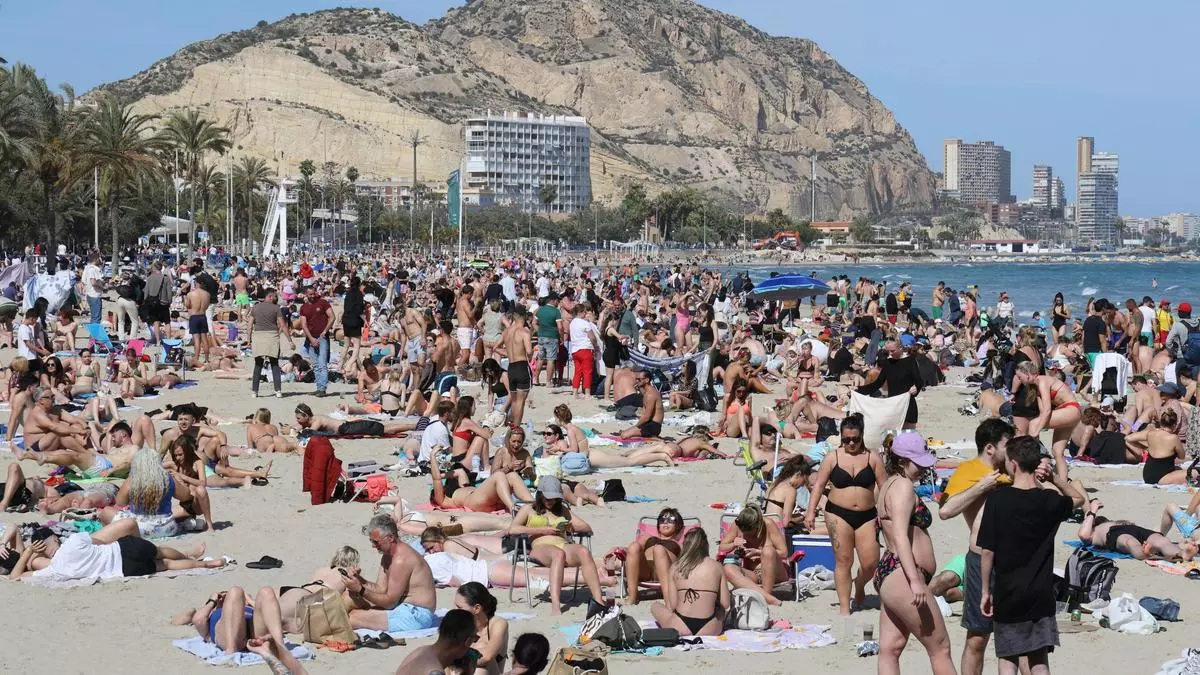 El Postiguet a reventar este jueves. ¿Seguirá el buen tiempo el resto de la Semana Santa?