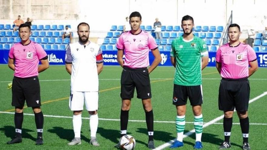 Samir Amar Ahmed, en el centro, en un partido del Vélez CF.