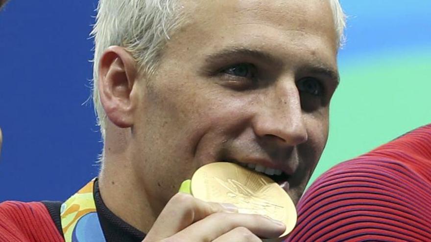 Ryan Lochte con su oro en los relevos 4x200.