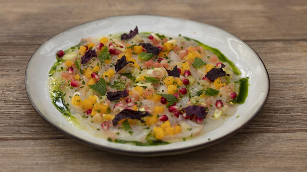 Una variedad de platos frescos elaborados con productos de alta calidad completan la propuesta de El Silencio.