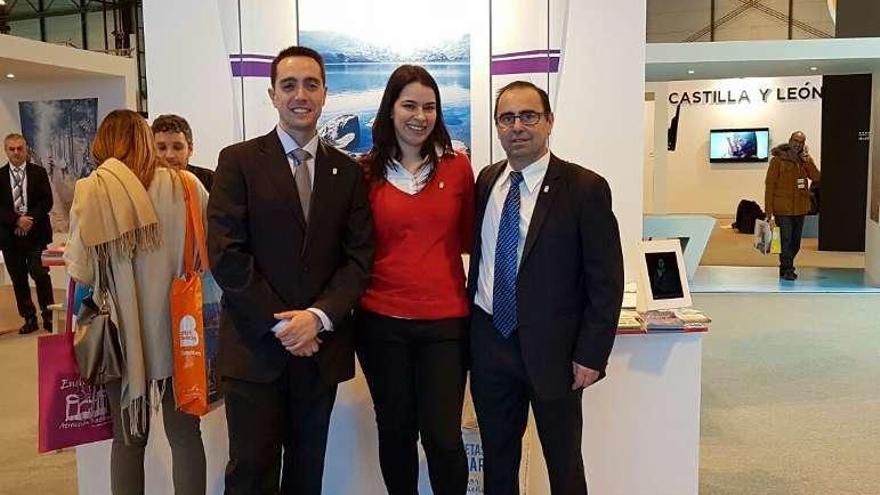 El alcalde Luciano Huerga y los ediles Nuria Herrero y Fernando Marcos, ayer, en Fitur