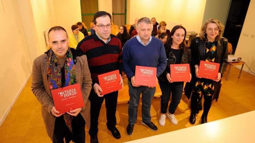 Porral presenta su &#039;A matanza do porco&#039; en Silleda. El profesor Xoán Carlos García Porral presentó ayer en la Casa da Cultura de Silleda su libro A matanza do poco. Cultura e tradición. El volumen está publicado por Edicións Fervenza. La obra recoge información oral de una veintena de municipios. Además de los dezanos, figuran Xinzo de Limia, O Saviñao o Sanxenxo, entre otros. Bernabé/Javier Lalín