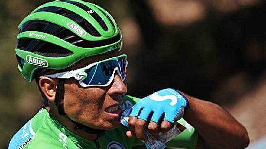 Nairo Quintana se alimenta durante la etapa de ayer.