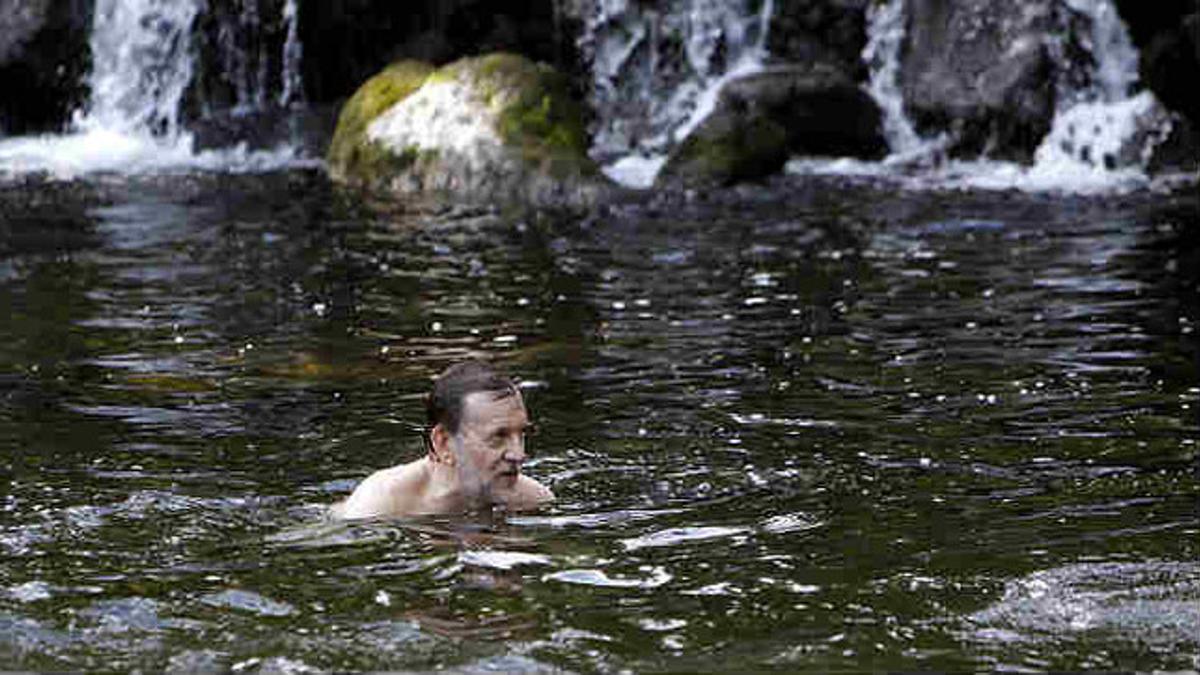 Rajoy se da un baño en el río Umía