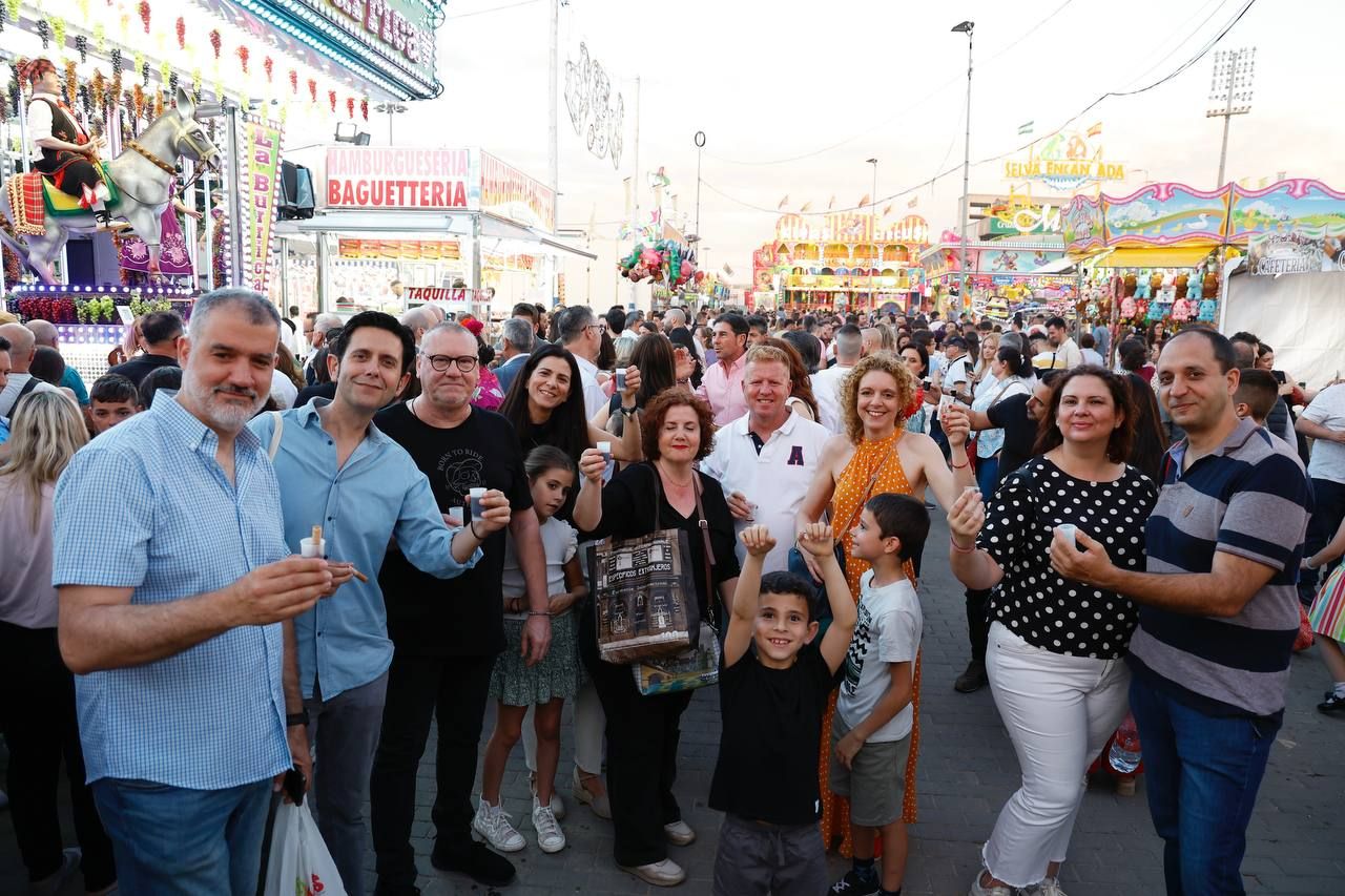 El Arenal se anima desde primera hora en el día del inicio de la Feria de Córdoba