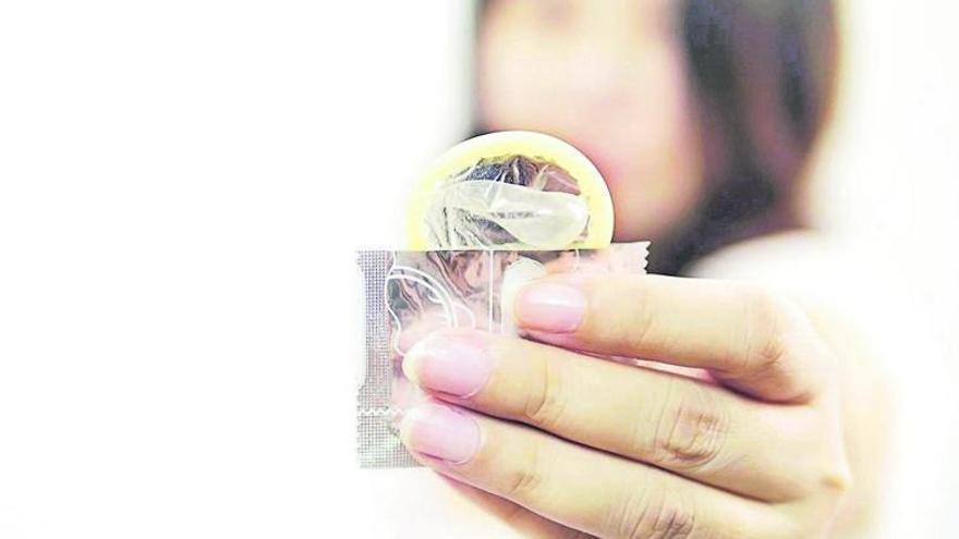 Imagen de recurso para ilustrar el uso del preservativo.