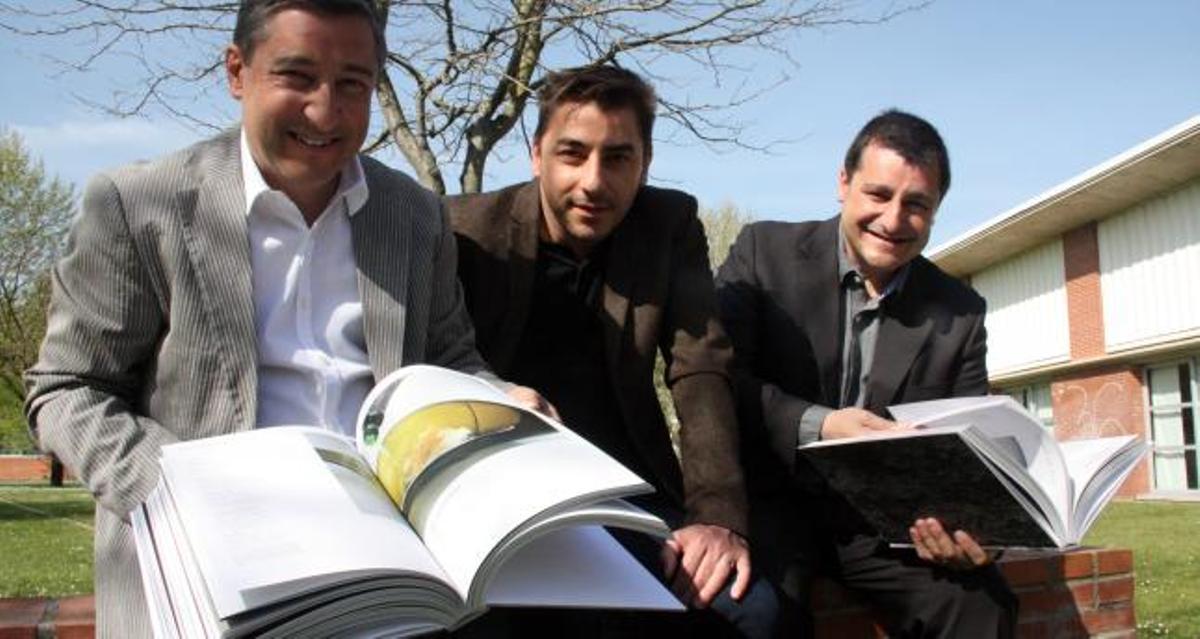 Els tres germans Roca -d'esquerra a dreta: Joan, Jordi i Josep-, amb el llibre 'El Celler de Can Roca' a les mans | ACN