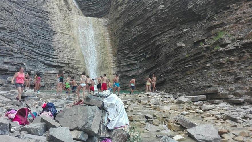 Los jóvenes disfrutan de excursiones y juegos en el Valle de Tena