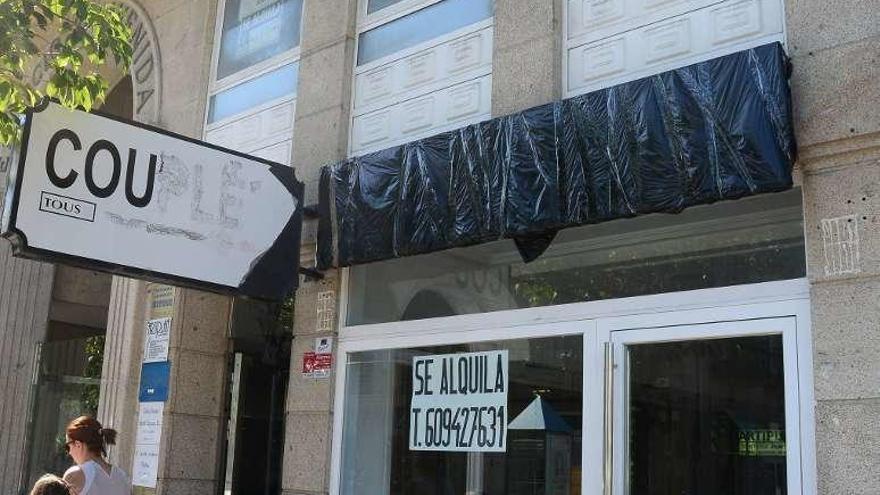 Carteles de &quot;Se alquila&quot; en locales de Cangas. // G.Núñez