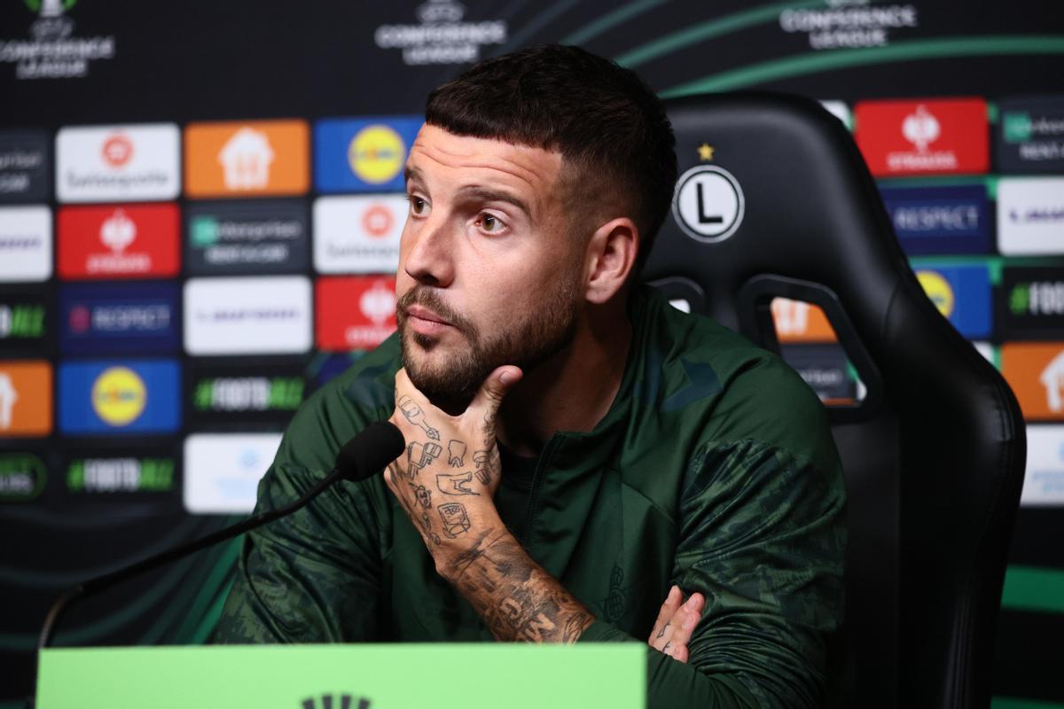 El jugador del Real Betis Aitor Ruibal asiste a una rueda de prensa en Varsovia, Polonia, 02 de octubre de 2024. El Real Betis jugará contra el Legia de Varsovia en su partido de fútbol de la UEFA Europa Conference League en Varsovia el 03 de octubre de 2024.