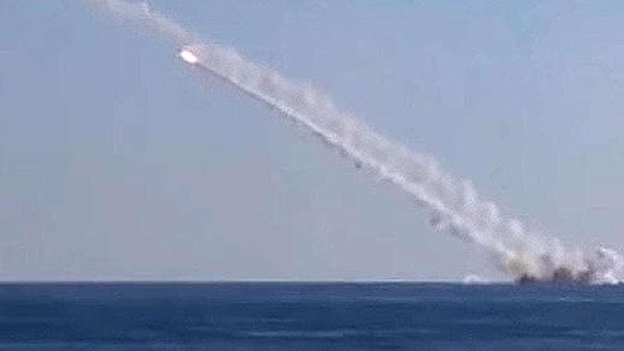 Misiles saliendo desde el submarirno ruso &#039;Rostov del Don&#039;.