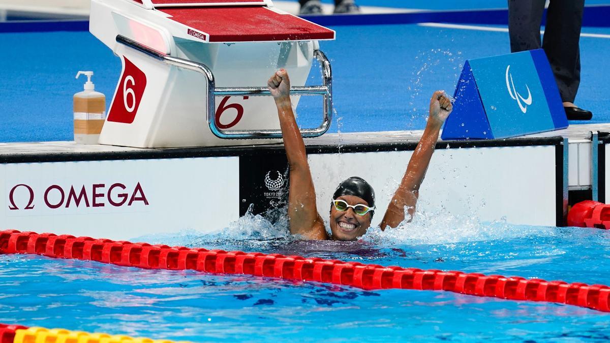 Teresa Perales celebra su medalla de plata en los 50 espalda S5 de los Juegos Paralímpicos de Tokio.