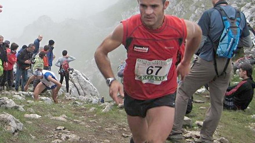 Sebas, ascendiendo por la alta montaña.