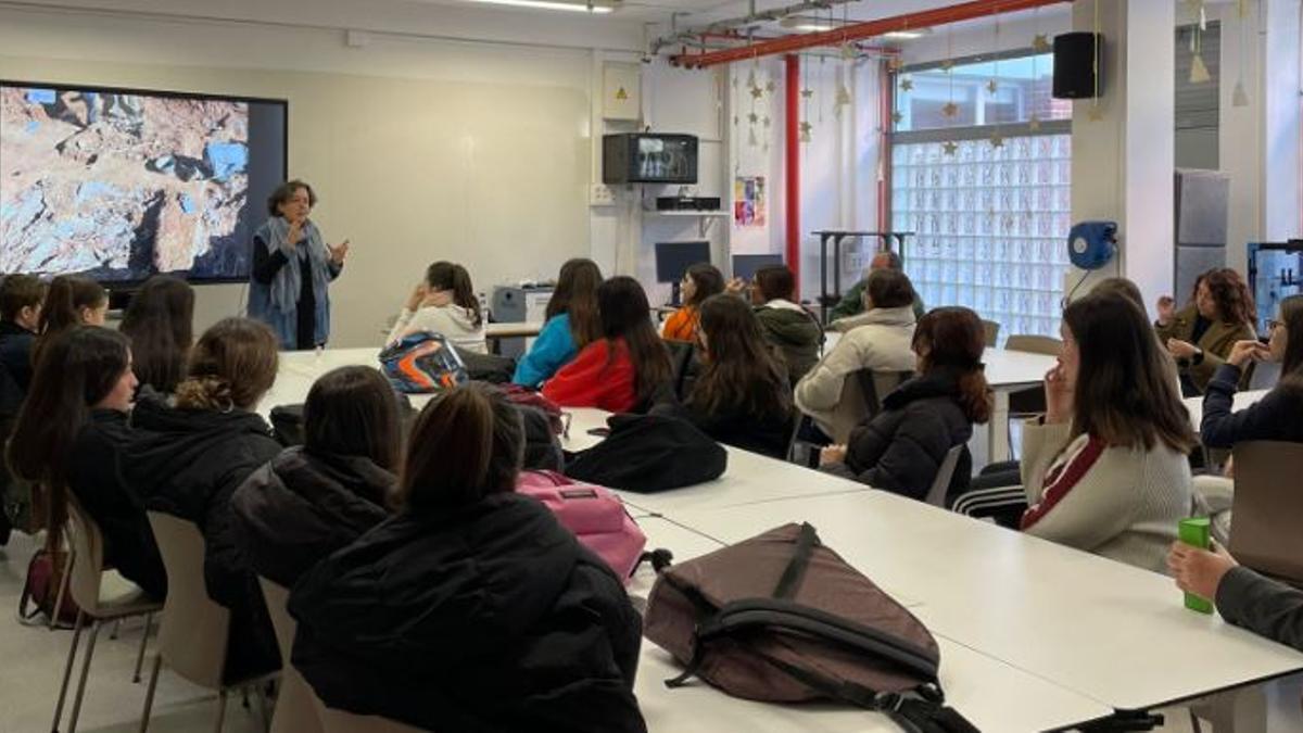 Elena Uriel con el alumnado