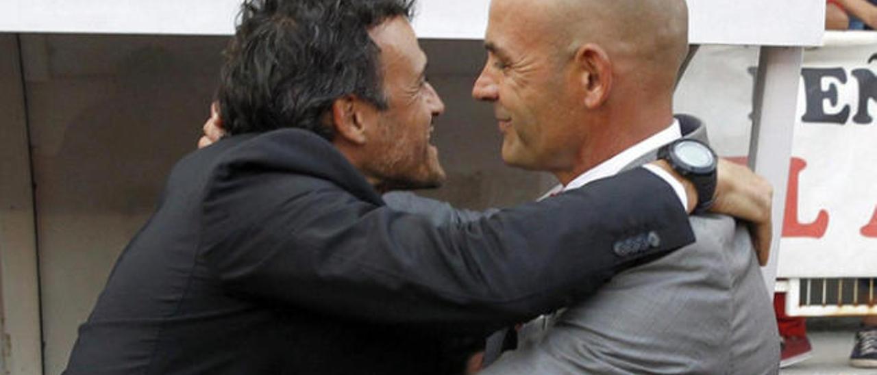 Jémez abraza a Luis Enrique, con el que coincidió en la selección, en Vallecas.