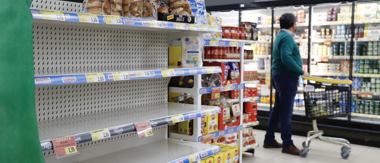 Estanterías de pan vacías, en un supermercado de Córdoba.