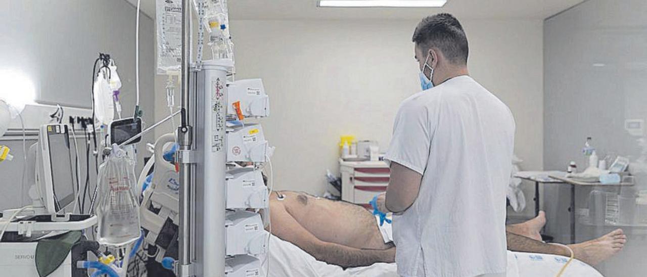 Un paciente COVIDvarón ingresado en una UCI.