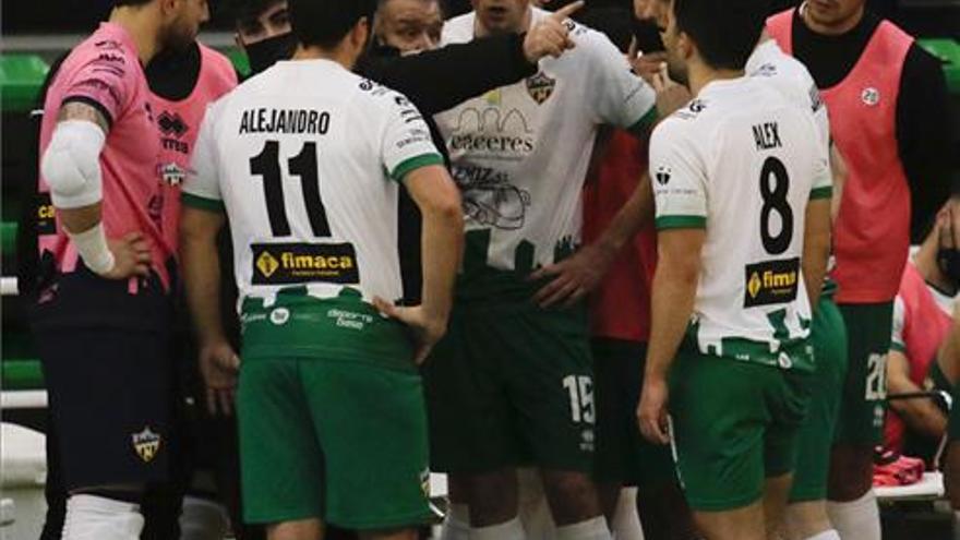 Antonio Salguero, entrenador del Cáceres UEx, habla con sus jugadores.