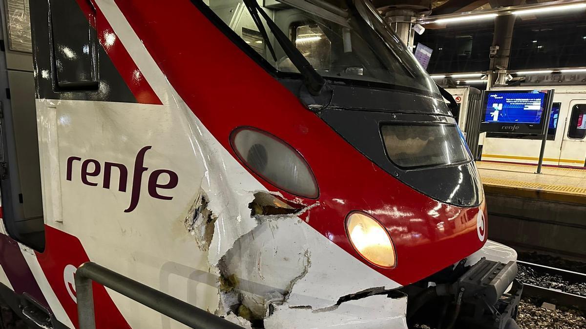 VÍDEO: El Ministerio da su versión sobre el accidente ferroviario en Asturias en el que un convoy se estampó contra un desprendimiento de tierras: solo recibió un aviso en dos años