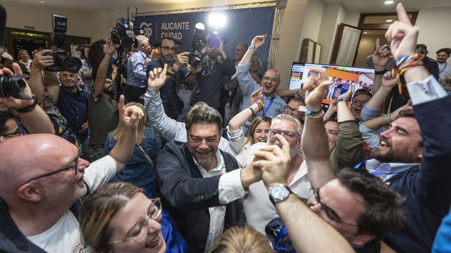 Luis Barcala celebra los resultados obtenidos en las municipales con los afiliados y simpatizantes del PP en el Sorell. | ALEX DOMÍNGUEZ