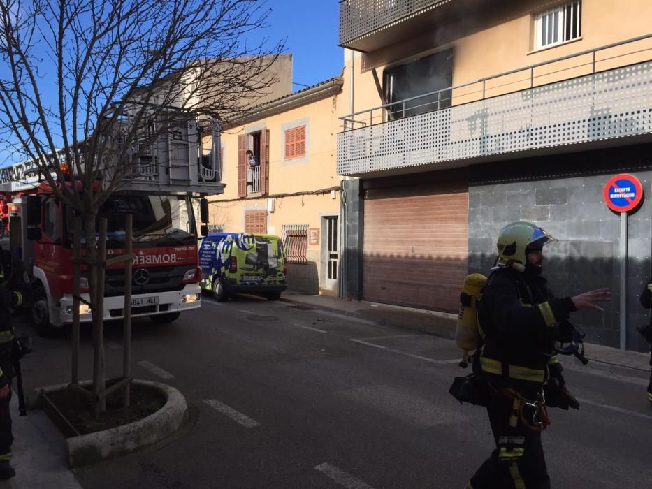 Rescatan a una decena de vecinos de la azotea de una finca tras un incendio en Manacor