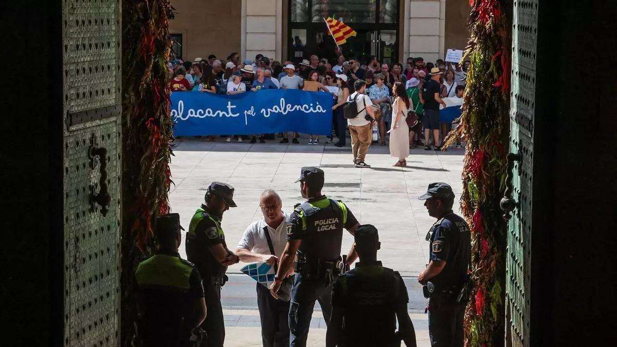La oficina de Promoción del Valenciano en el Ayuntamiento de Alicante, desactivada desde hace más de un año pese al compromiso de Barcala por mantenerla