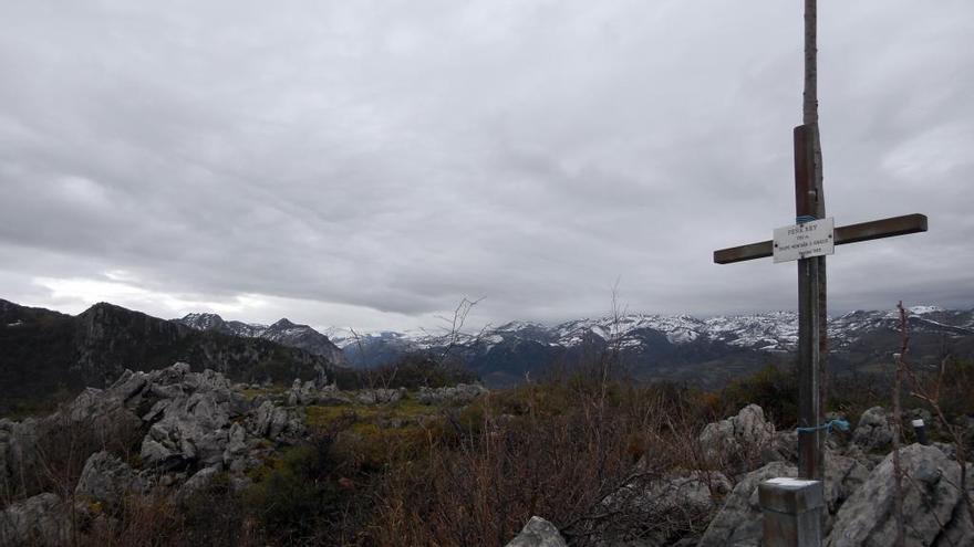 Cruz en el poco Peña Rey