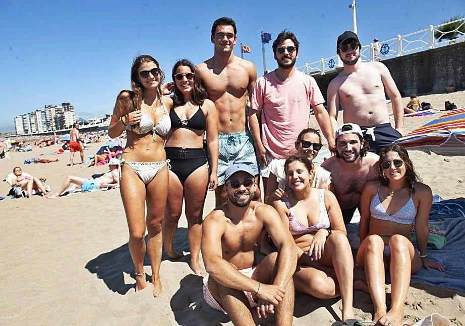 Un grupo de estudiantes del MIR, en Salinas. De izquierda a derecha, Beatriz Garrán, Raquel Marcé, Javier Oria, Javier López, Alejandro Rodríguez y, agachados, Diego del Palacio, Olga Groba, Lucía Trilles, Manuel Rodríguez y Lucía Guerrero. | Miki López