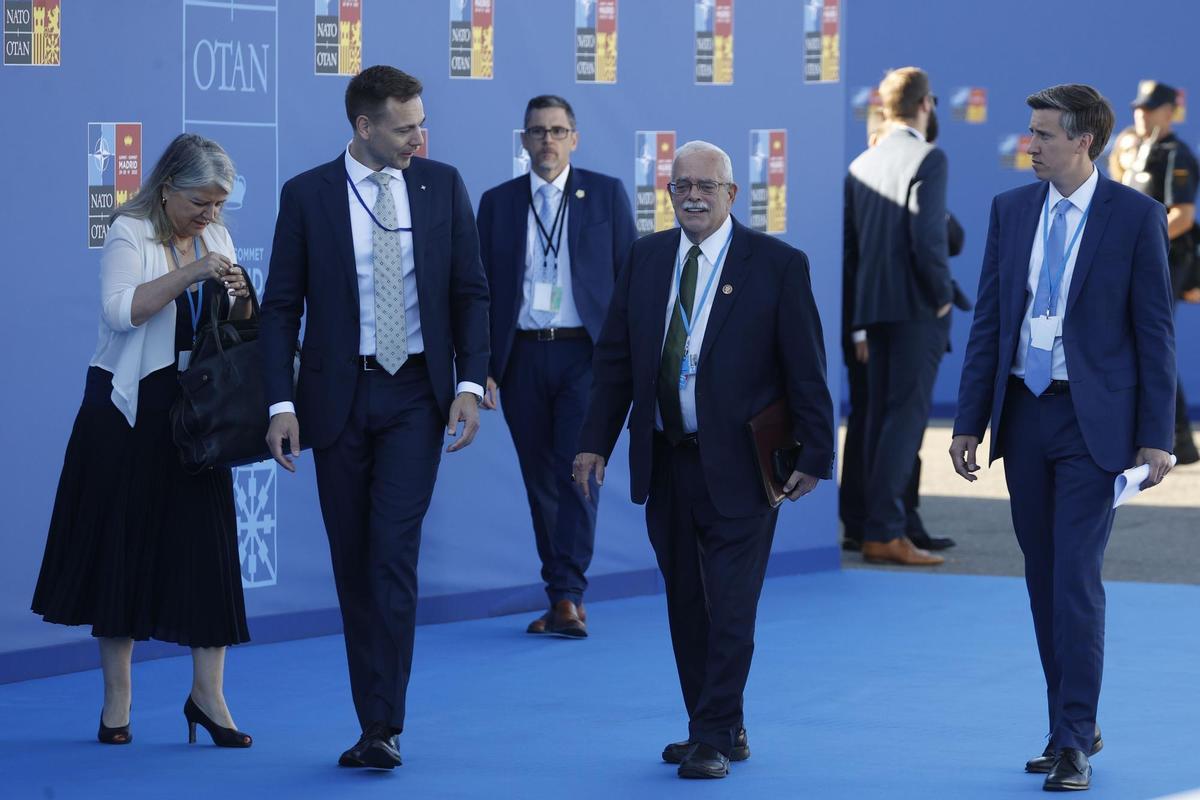 MADRID, 30/06/2022.- Miembros de la Asamblea parlamentaria de la OTAN a su llegada a la segunda jornada de la cumbre de la OTAN que se celebra este jueves en el recinto de Ifema, en Madrid. EFE/Juan Carlos Hidalgo