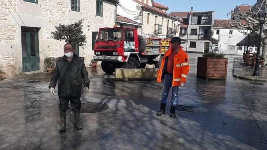 Tareas de desinfección, ayer, en la Praza do Concello de Agolada, llevadas a cabo por los operarios municipales.