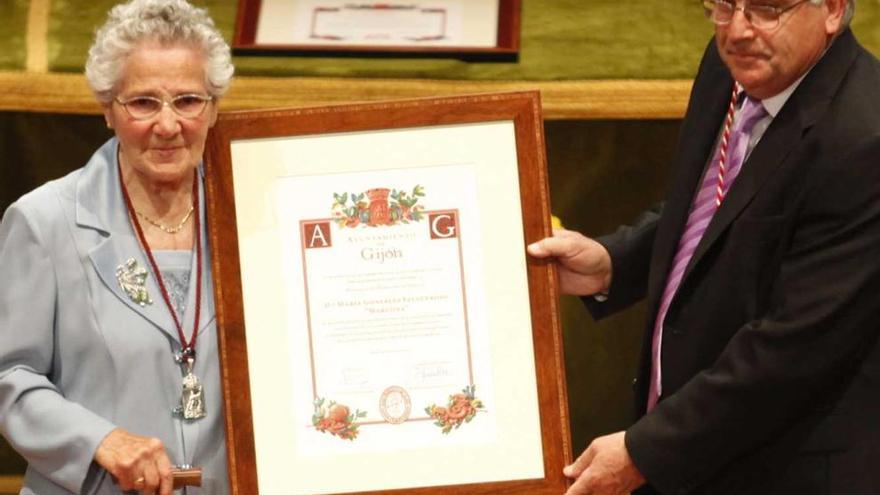 Mercedes González recoge el reconocimiento que le entregó Francisco Santianes.