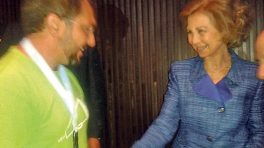 Òscar Prat entregando a la Reina Doña Sofía la camiseta verde, símbolo de la movilización docente de las islas.