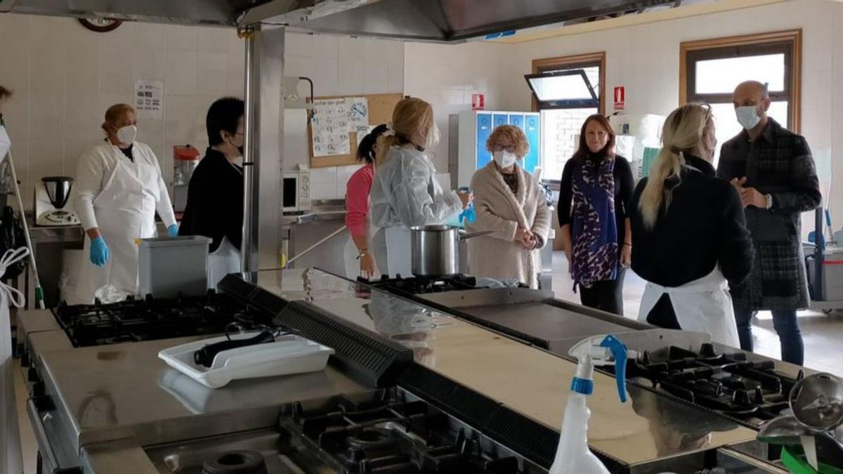 El alcalde visita al alumnado del obradoiro de cocina.   | // D.P.