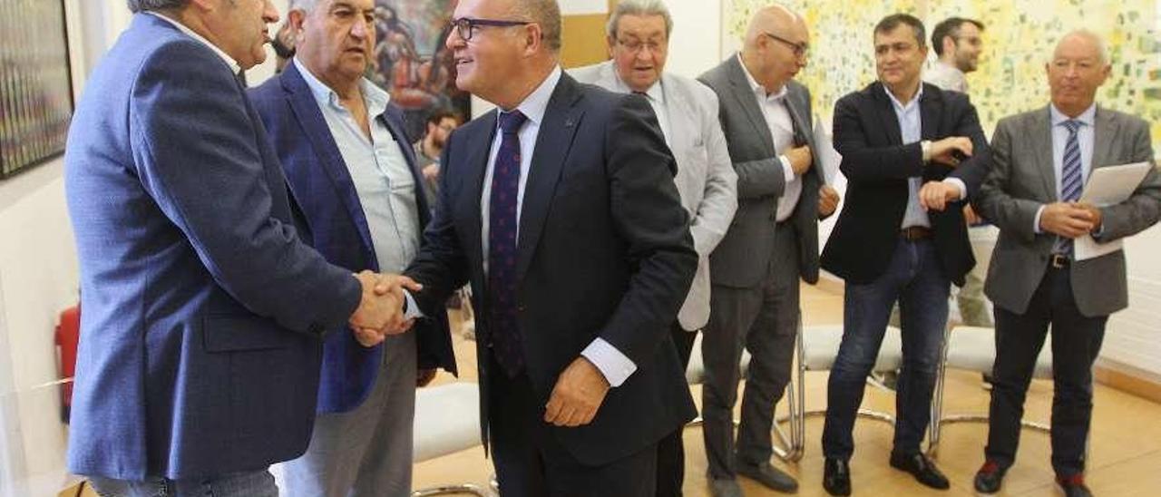 Baltar saluda a los alcaldes antes de la firma de los convenios. // Iñaki Osorio