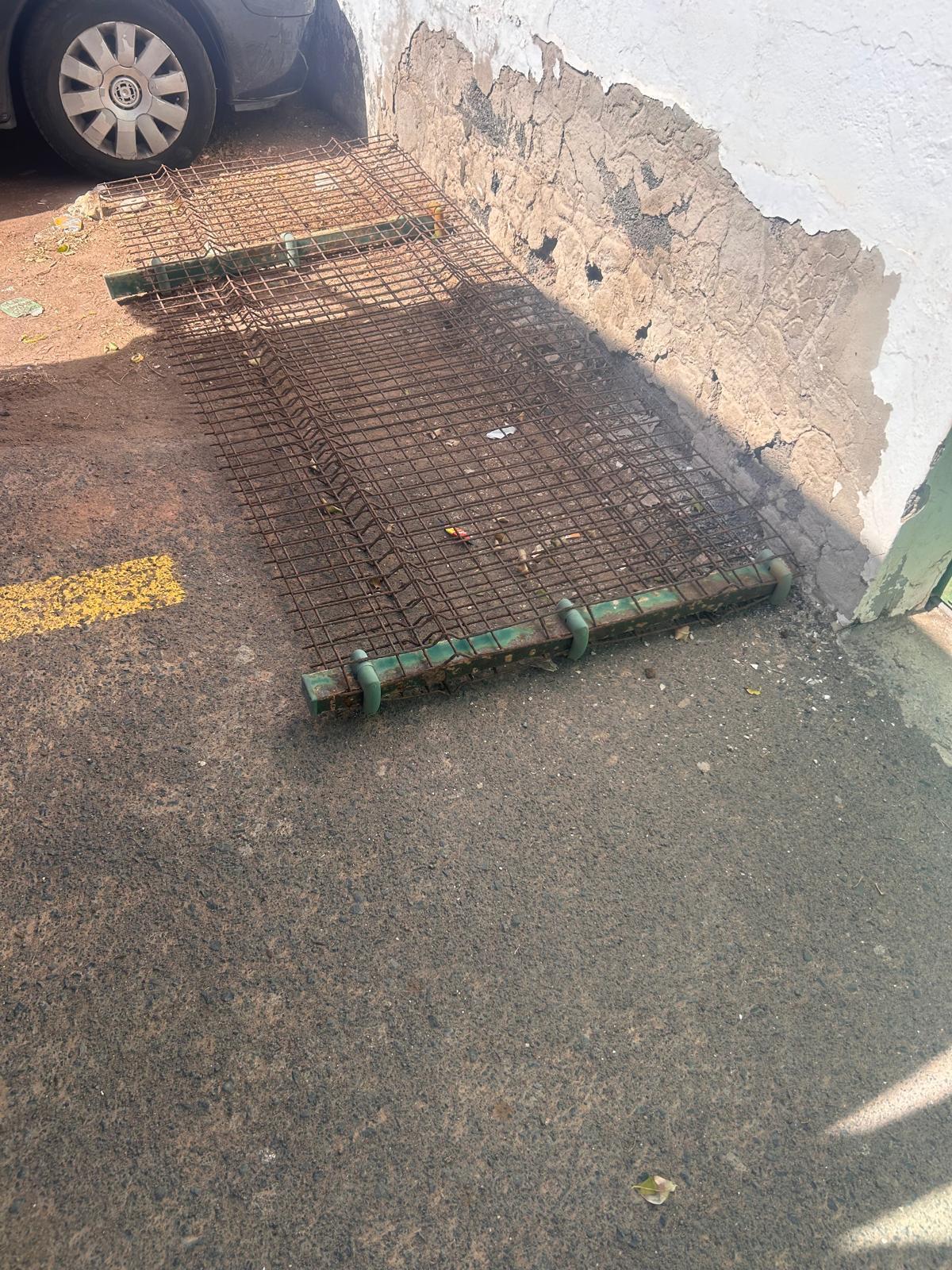 Valla caída en e lIES Las Salinas, en Arrecife, por el fuerte viento.