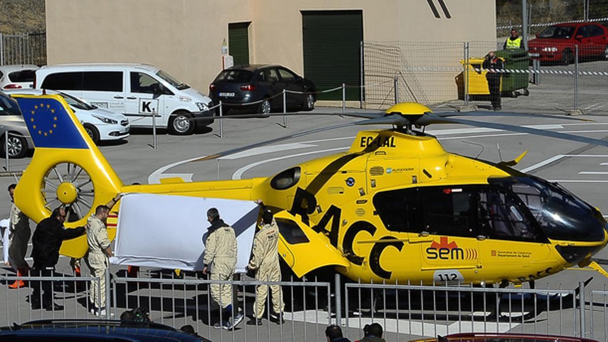 Fernando Alonso es introducido en el helicóptero en una camilla