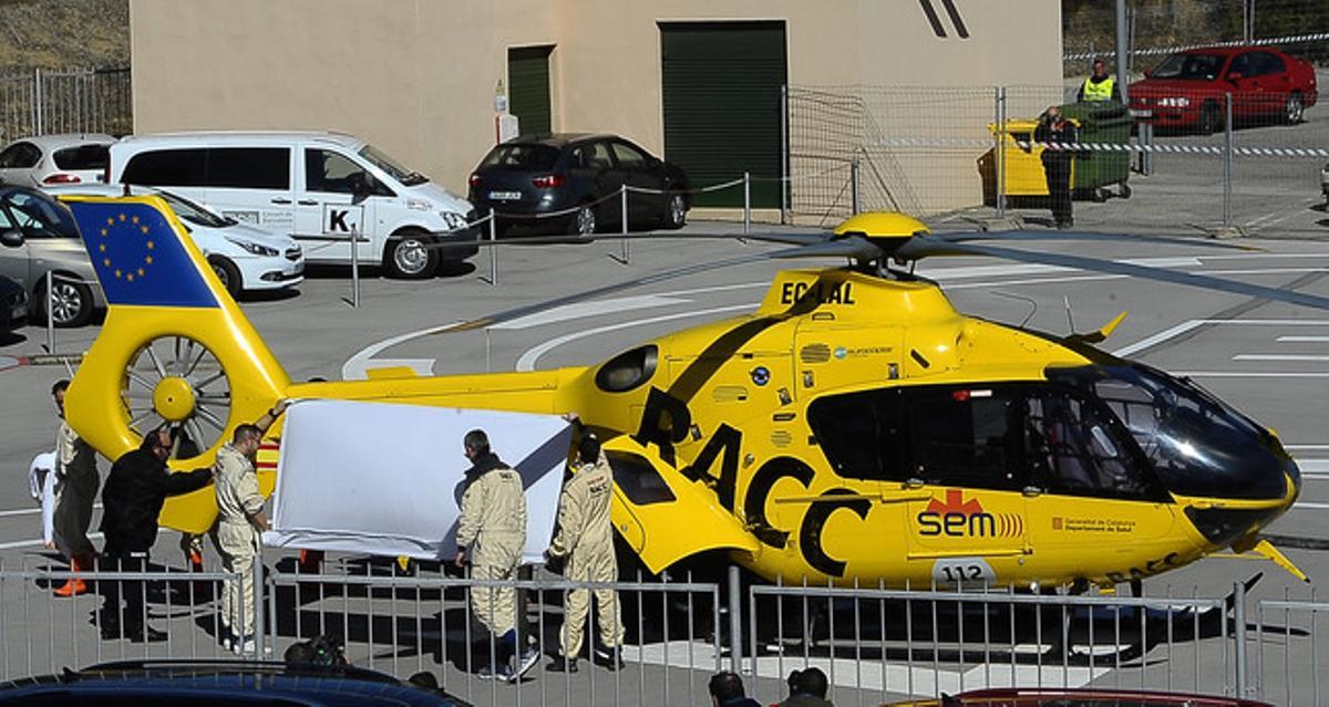 Fernando Alonso és introduït en l’helicòpter en una llitera. Fernando Alonso és introduït en l’helicòpter en una llitera.