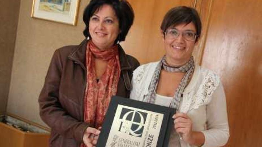 La directora de La Melva con la edil de Educación.