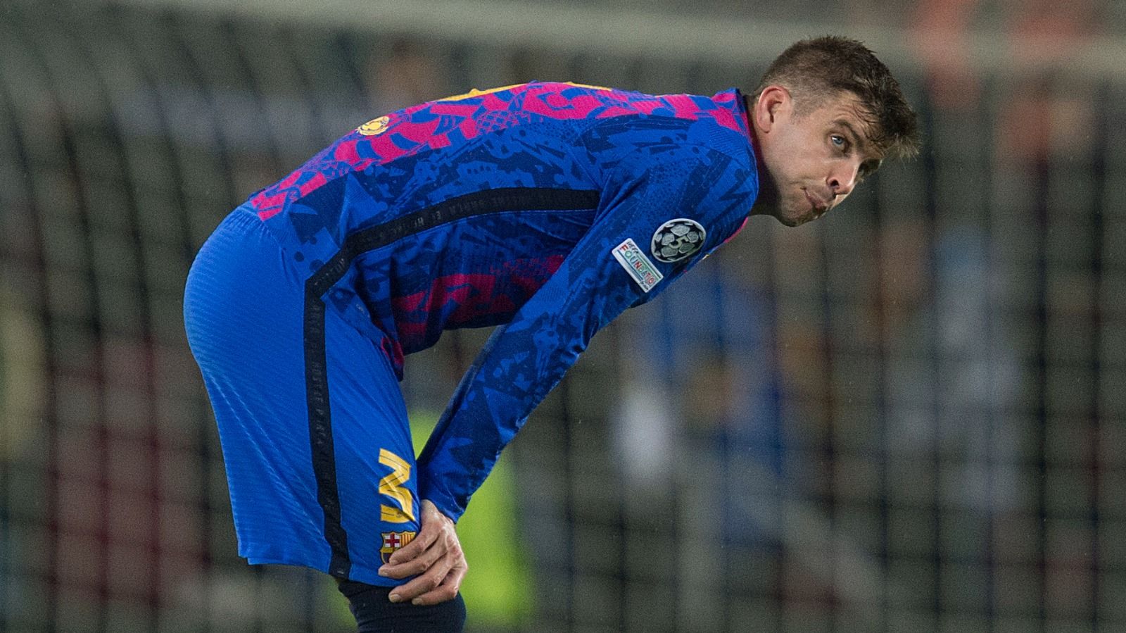 Piqué, abatido tras el 0-0 con el Benfica en el Camp Nou.