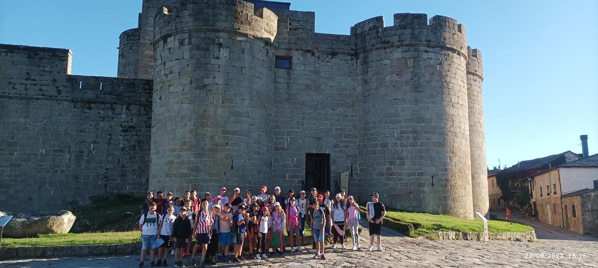 Alumnos del CEAM de Villardeciervos en el Castillo de Puebla.