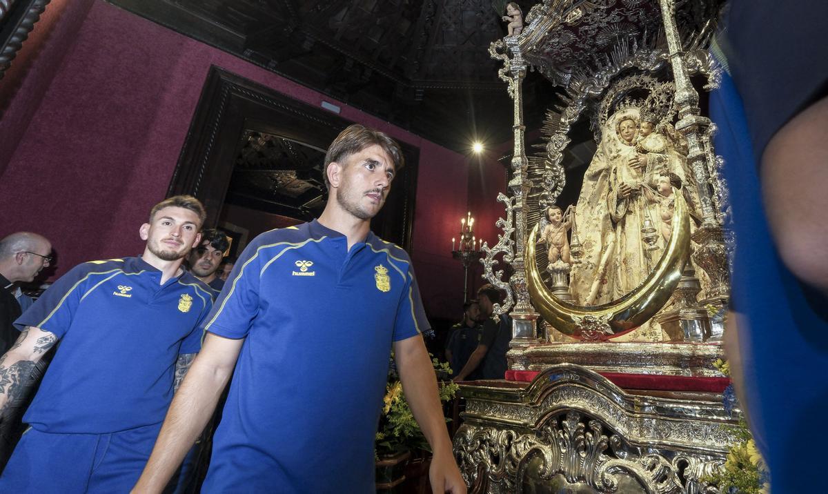 Ofrenda floral de la UD Las Palmas a la Virgen del Pino