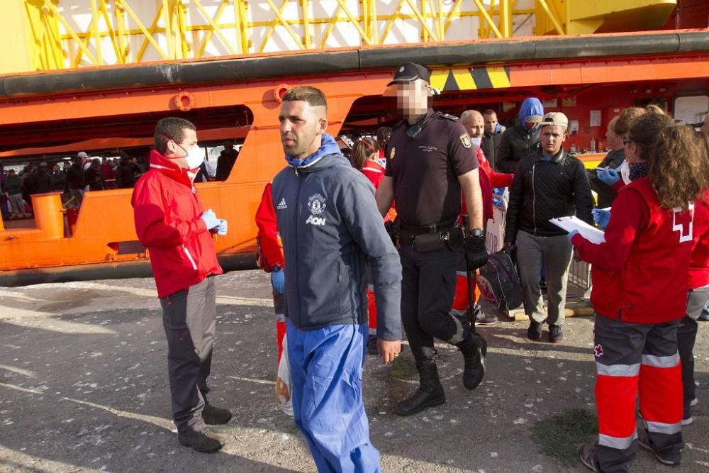 Llegada al puerto de Cartagena de los inmigrantes rescatados en el mar