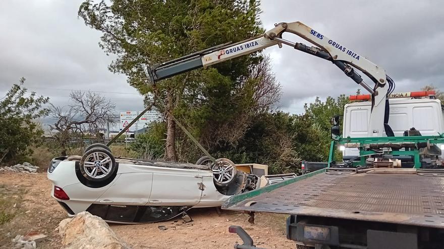 Un vehículo se sale de la carretera en Ibiza y vuelca