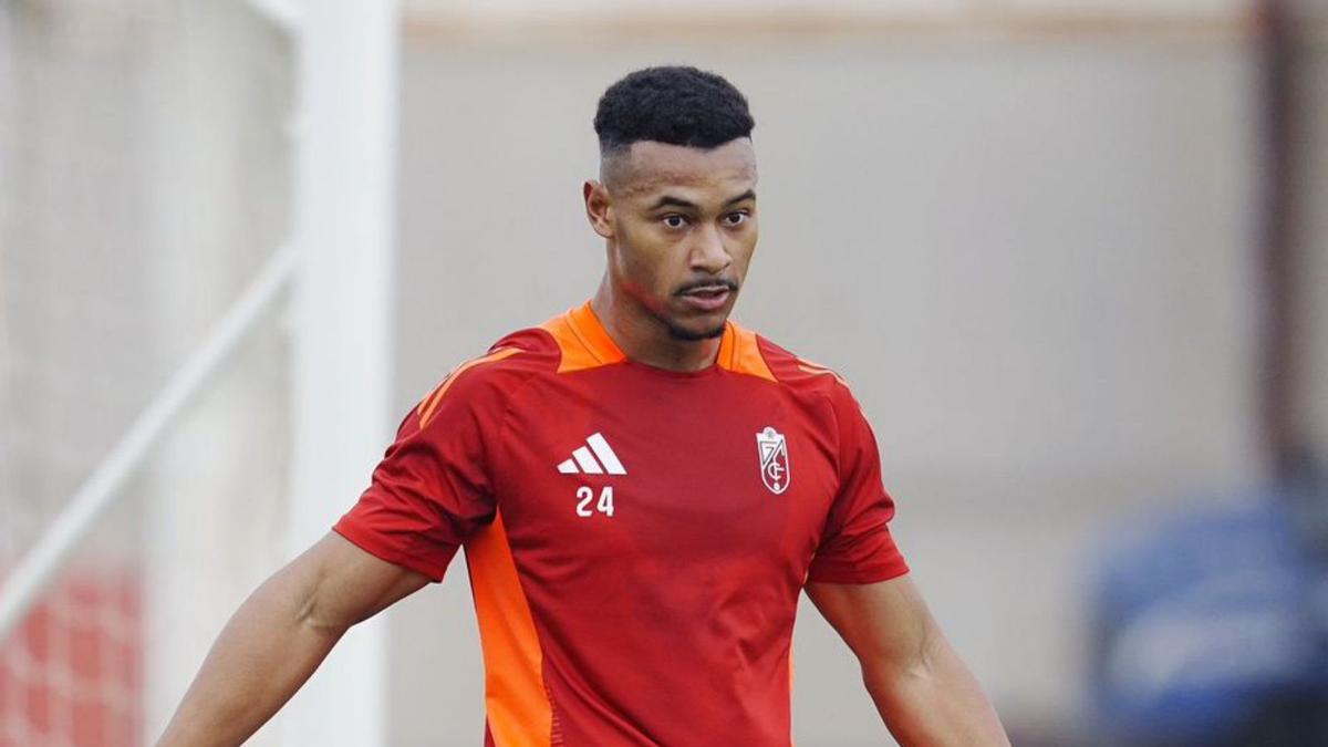 Loïc Williams, en un entrenamiento con el Granada. | EL DÍA