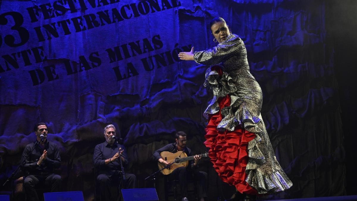 Irene Morales pisando las tablas en el escenario.