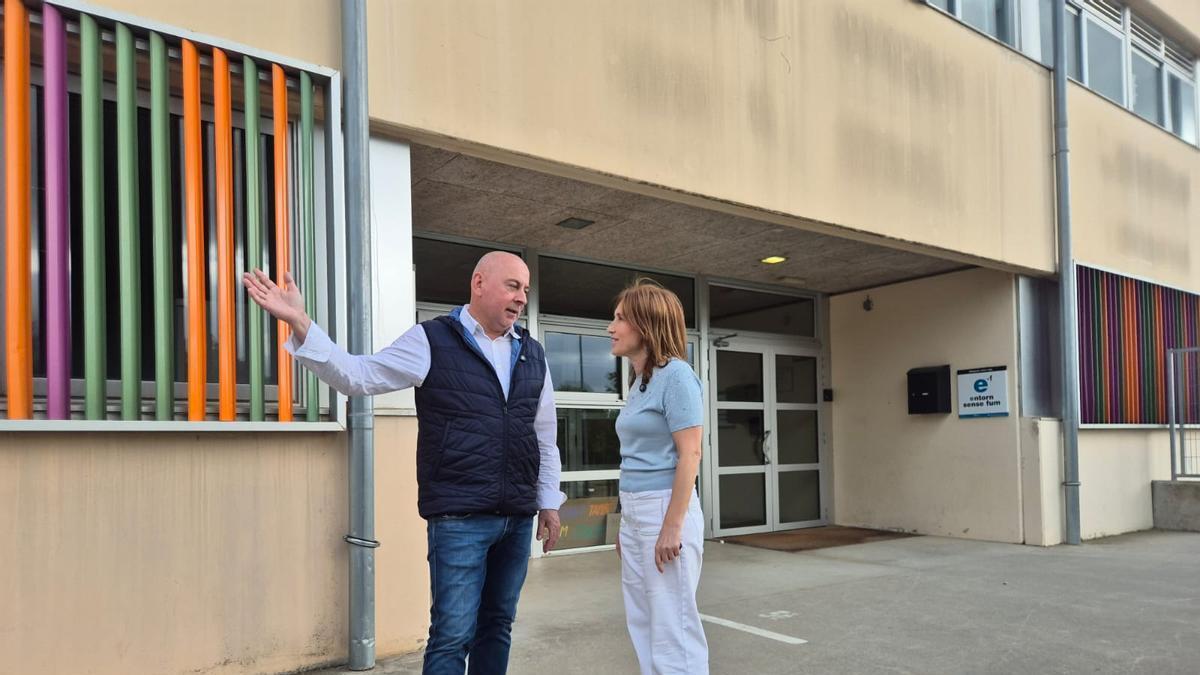 Robert Mundet i Maria Àngels Planas davant d’un dels centres educatius de Cassà de la Selva.