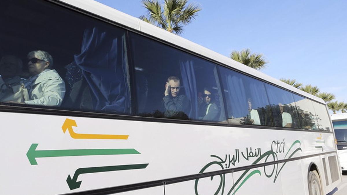 Unos turistas que salieron ilesos del atentado son evacuados en autocar del Museo del Bardo, el miércoles.