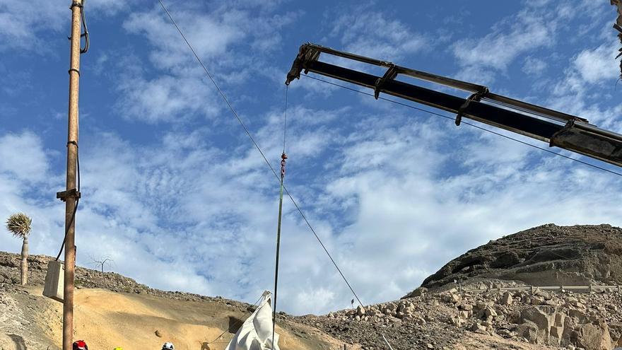 El fuerte viento arranca una lona en Santa Águeda