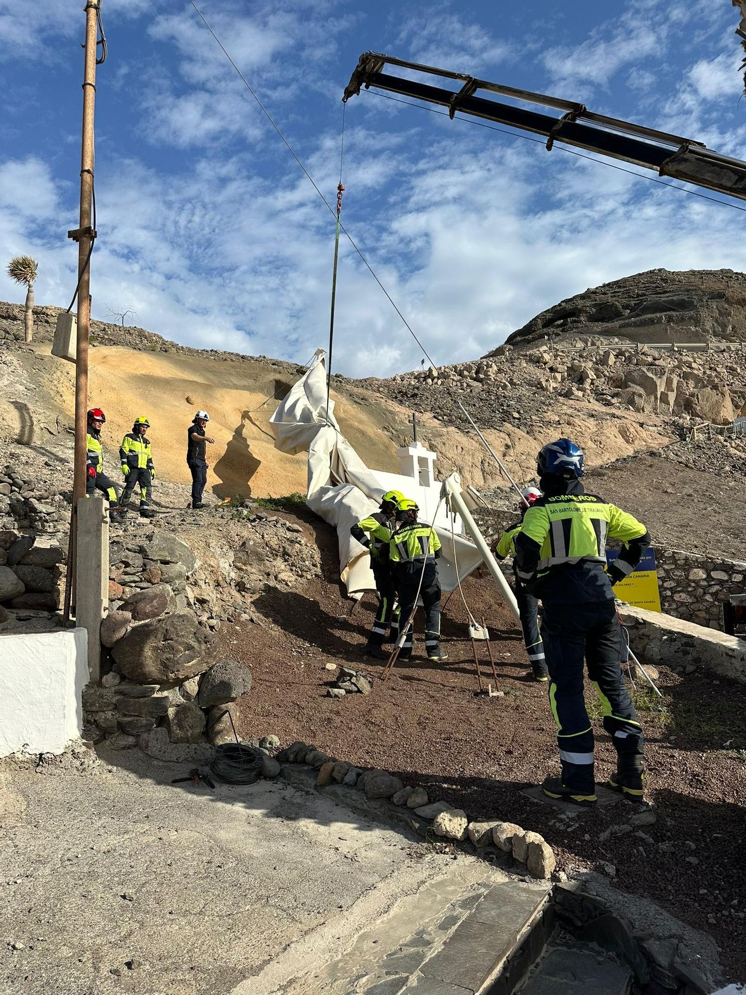 El fuerte viento arranca una lona en Santa Águeda