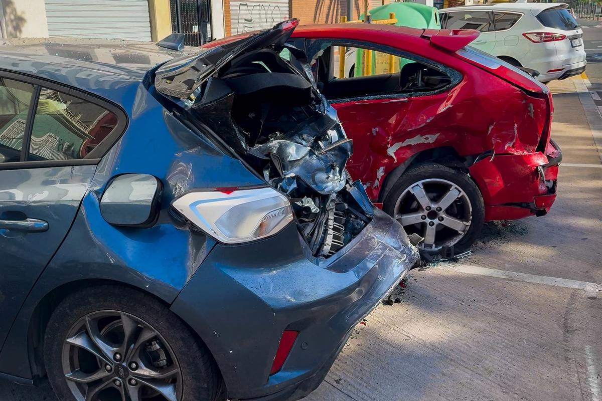 Vehículos destrozados en el Cabanyal